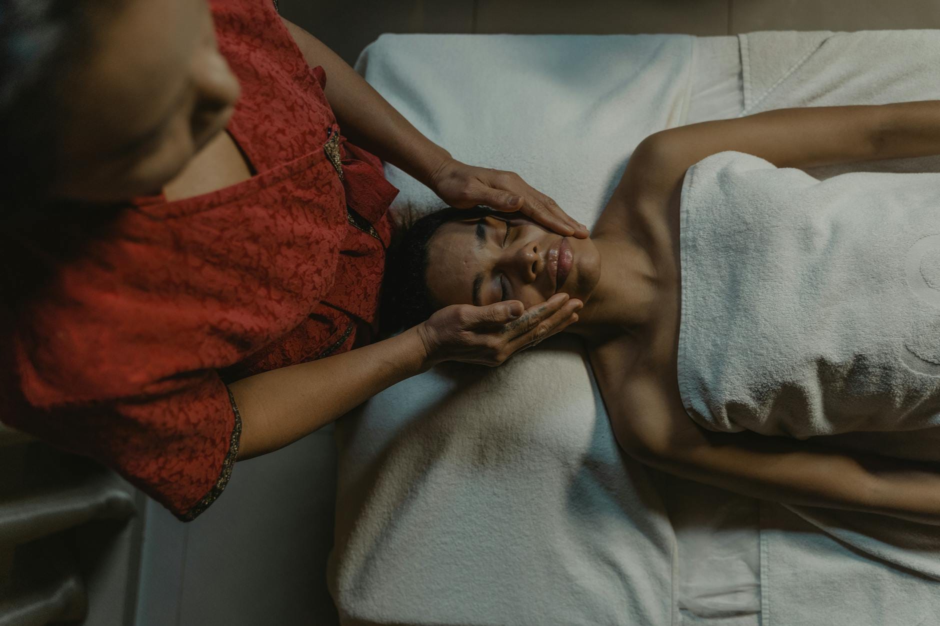 Dlaczego same zabiegi nie wystarczą: rola nawodnienia, ruchu i snu w trwałym modelowaniu sylwetki klientów SPA Kobieta podczas relaksującego masażu w spa modelującym sylwetkę