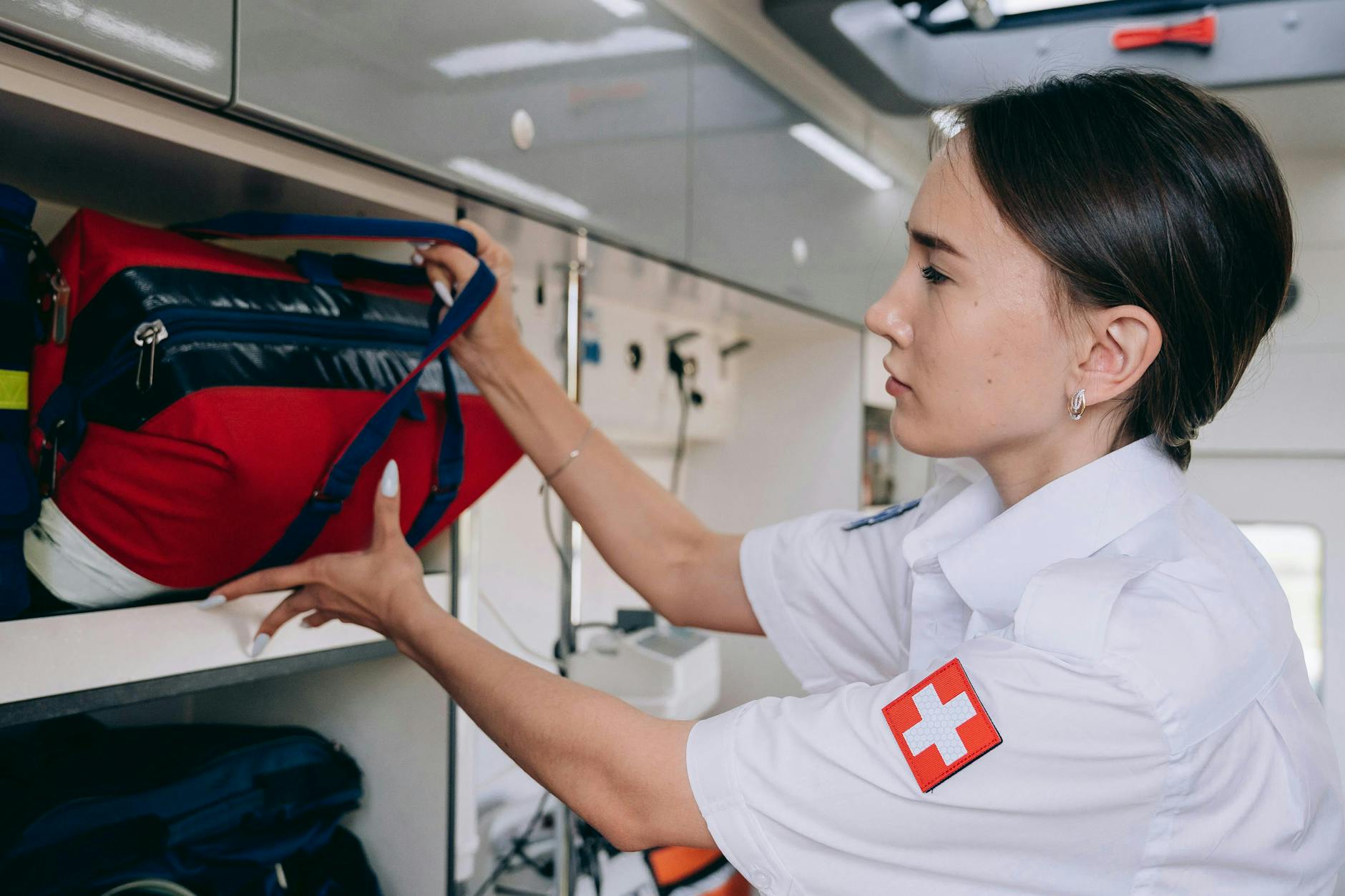 Serwis, gwarancja i kalibracja: jak zadbać o żywotność urządzeń w gabinecie Ratownik medyczny porządkuje sprzęt w ambulansie przed nagłymi przypadkami